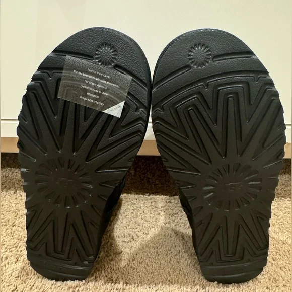 Authentic New Woman’s classic Mini Ugg Boot Size US 8 - Picture 5 of 8